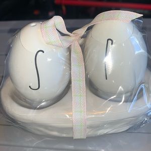 Rae Dunn salt and pepper shakers